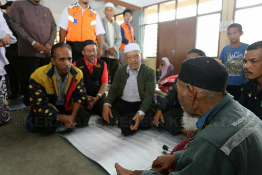 Lawatan ke Pusat Pemindahan Banjir di Pasir Puteh, Ketereh dan Melor