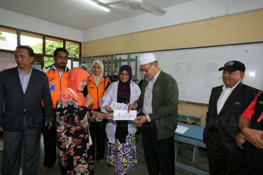 Lawatan ke Pusat Pemindahan Banjir di Pasir Puteh, Ketereh dan Melor