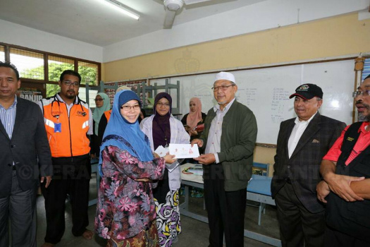 Lawatan ke Pusat Pemindahan Banjir di Pasir Puteh, Ketereh dan Melor
