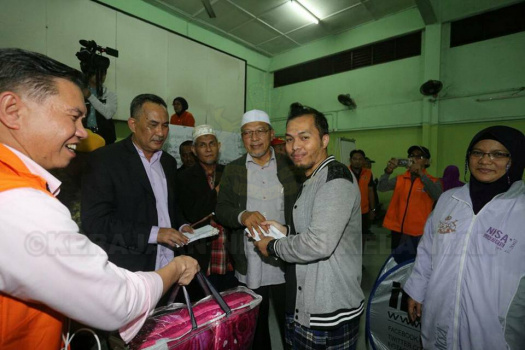 Lawatan ke Pusat Pemindahan Banjir di Pasir Puteh, Ketereh dan Melor