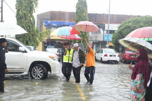 Lawatan ke Pusat Pemindahan Banjir di Pasir Puteh, Ketereh dan Melor