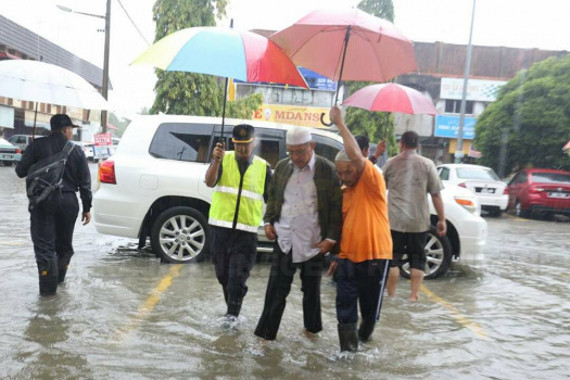 Lawatan ke Pusat Pemindahan Banjir di Pasir Puteh, Ketereh dan Melor