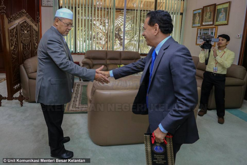 YAB Ustaz Dato' Bentara Kanan Menteri Besar Kelantan ketika menerima kunjungan hormat daripada delegasi Jaksa Pendamai Kelantan di Pejabat Menteri Besar Kelantan. 1.jpg