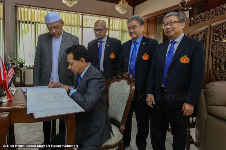 YAB Ustaz Dato' Bentara Kanan Menteri Besar Kelantan ketika menerima kunjungan hormat daripada delegasi Jaksa Pendamai Kelantan di Pejabat Menteri Besar Kelantan. 3.jpg