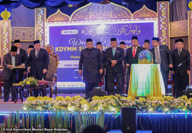 YAB Ustaz Dato' Bentara Kanan Menteri Besar Kelantan ketika mempersembahkan ucapan di Wacana Keputeraan Sultan Muhammad V Kali Ke-6 Tahun 1439H. Wacana berkenaan telah disempurnakan oleh YMM Pemangku Raja Kelantan dengan pemilihan tonggak Salaman.
Bermula sejak tahun 1431H Kerajaan Negeri telah meletakkan 5 tonggak utama iaitu; Faqihan, Aminan, Rahiman, Ilman dan Salaman bagi membangunkan masyarakat yang sejahtera dan diberkati Allah.
Pelan transformasi ummah ini dirangka bagi membantu merealisasikan matlamat dasar Membangun Bersama Islam dengan mengembalikan kemuliaan ummah berdasarkan ketaqwaan kepada Allah. 8.jpg