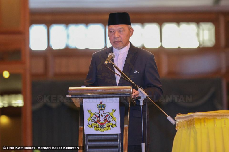 YAB Ustaz Dato' Bentara Kanan Menteri Besar Kelantan ketika mempersembahkan ucapan di Wacana Keputeraan Sultan Muhammad V Kali Ke-6 Tahun 1439H. Wacana berkenaan telah disempurnakan oleh YMM Pemangku Raja Kelantan dengan pemilihan tonggak Salaman.
Bermula sejak tahun 1431H Kerajaan Negeri telah meletakkan 5 tonggak utama iaitu; Faqihan, Aminan, Rahiman, Ilman dan Salaman bagi membangunkan masyarakat yang sejahtera dan diberkati Allah.
Pelan transformasi ummah ini dirangka bagi membantu merealisasikan matlamat dasar Membangun Bersama Islam dengan mengembalikan kemuliaan ummah berdasarkan ketaqwaan kepada Allah. 11.jpg