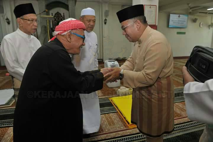 YAB Ustaz Dato' Bentara Kanan Menteri Besar Kelantan hadir mengiringi YMM Pemangku Raja Kelantan solat Jumaat di Masjid Mahmoodi, Bachok. YMM Pemangku Raja turut berkenan menyampaikan zakat kepada asnaf selepas solat jumaat. 2.jpg