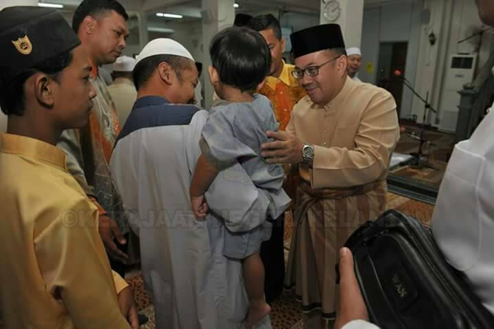 YAB Ustaz Dato' Bentara Kanan Menteri Besar Kelantan hadir mengiringi YMM Pemangku Raja Kelantan solat Jumaat di Masjid Mahmoodi, Bachok. YMM Pemangku Raja turut berkenan menyampaikan zakat kepada asnaf selepas solat jumaat. 8.jpg
