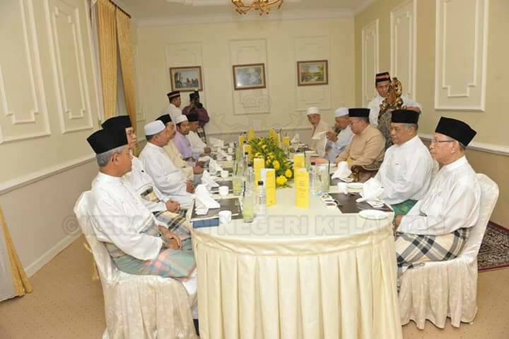 YAB Ustaz Dato' Bentara Kanan Menteri Besar Kelantan hadir mengiringi YMM Pemangku Raja Kelantan solat Jumaat di Masjid Mahmoodi, Bachok. YMM Pemangku Raja turut berkenan menyampaikan zakat kepada asnaf selepas solat jumaat. 4.jpg