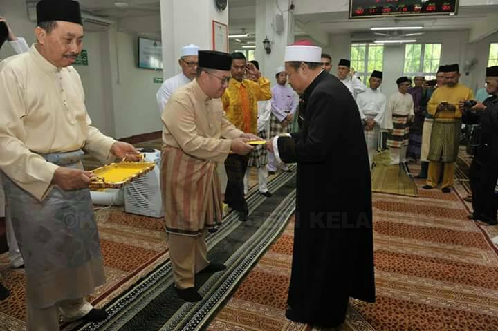 YAB Ustaz Dato' Bentara Kanan Menteri Besar Kelantan hadir mengiringi YMM Pemangku Raja Kelantan solat Jumaat di Masjid Mahmoodi, Bachok. YMM Pemangku Raja turut berkenan menyampaikan zakat kepada asnaf selepas solat jumaat. 6.jpg