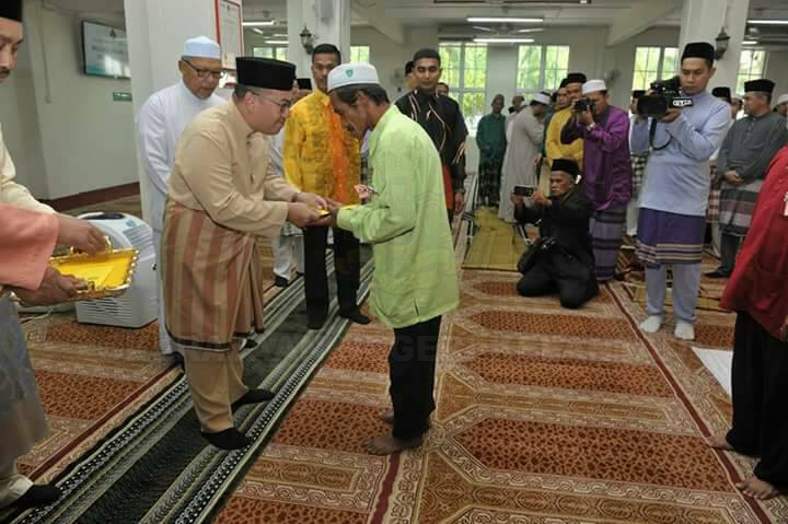 YAB Ustaz Dato' Bentara Kanan Menteri Besar Kelantan hadir mengiringi YMM Pemangku Raja Kelantan solat Jumaat di Masjid Mahmoodi, Bachok. YMM Pemangku Raja turut berkenan menyampaikan zakat kepada asnaf selepas solat jumaat. 7.jpg