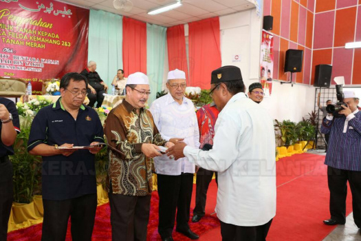 Majlis Penyerahan Surat Hakmilik Tanah kepada Peneroka-Peneroka Felda Kemahang 2&3
