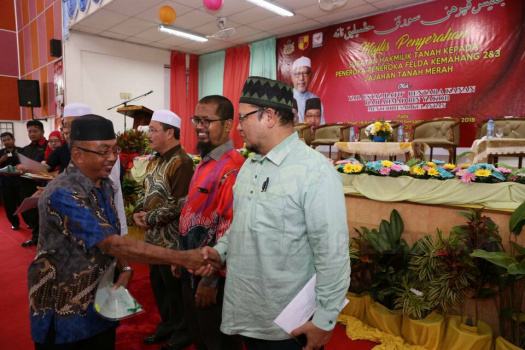 Majlis Penyerahan Surat Hakmilik Tanah kepada Peneroka-Peneroka Felda Kemahang 2&3