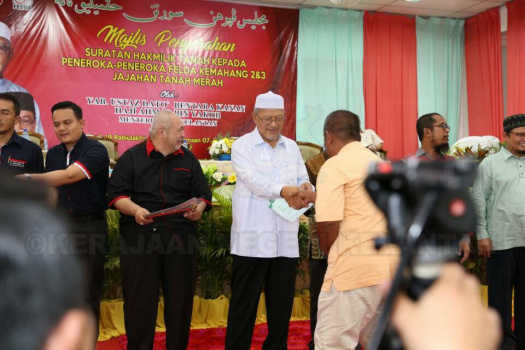 Majlis Penyerahan Surat Hakmilik Tanah kepada Peneroka-Peneroka Felda Kemahang 2&3