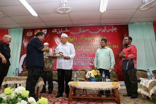 Majlis Penyerahan Surat Hakmilik Tanah kepada Peneroka-Peneroka Felda Kemahang 2&3