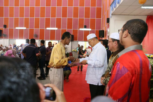 Majlis Penyerahan Surat Hakmilik Tanah kepada Peneroka-Peneroka Felda Kemahang 2&3