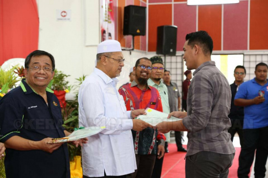 Majlis Penyerahan Surat Hakmilik Tanah kepada Peneroka-Peneroka Felda Kemahang 2&3