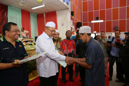Majlis Penyerahan Surat Hakmilik Tanah kepada Peneroka-Peneroka Felda Kemahang 2&3