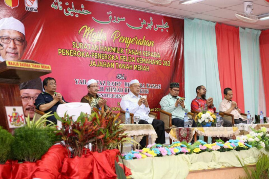 Majlis Penyerahan Surat Hakmilik Tanah kepada Peneroka-Peneroka Felda Kemahang 2&3