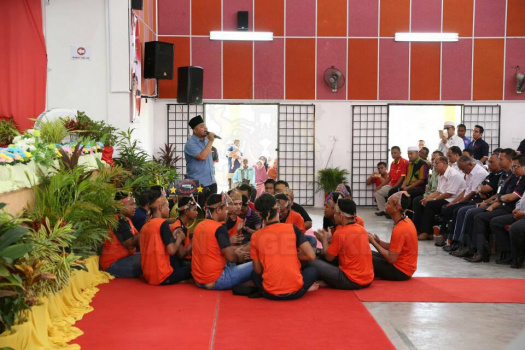 Majlis Penyerahan Surat Hakmilik Tanah kepada Peneroka-Peneroka Felda Kemahang 2&3