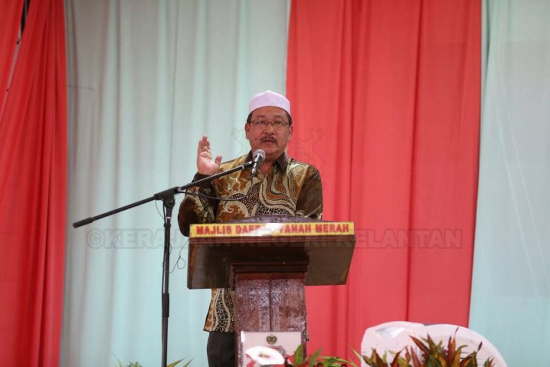 YAB Ustaz Dato' Bentara Kanan Menteri Besar Kelantan hadir menyempurnakan Majlis Penyerahan Surat Hakmilik Tanah kepada Peneroka-Peneroka Felda Kemahang 2&3 bertempat di Dewan Semai Bakti, Felda Kemahang 3. Seramai 436 orang peneroka daripada Felda Kemahang 3 menerima surat hakmilik berkenaan sementara 5 peneroka dari Felda Kemahang 2 turut menerima surat hakmilik. Turut bersama Adun Kemahang, Adun Bukit Panau dan Ketua Jajahan Tanah Merah. 12.jpg