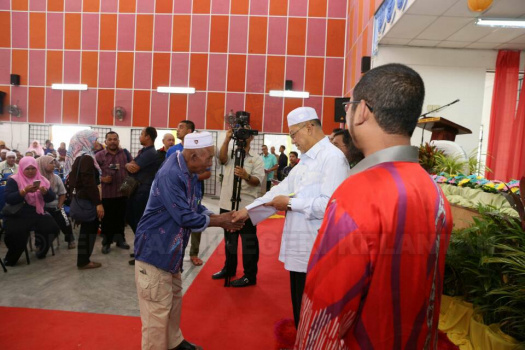 Majlis Penyerahan Surat Hakmilik Tanah kepada Peneroka-Peneroka Felda Kemahang 2&3