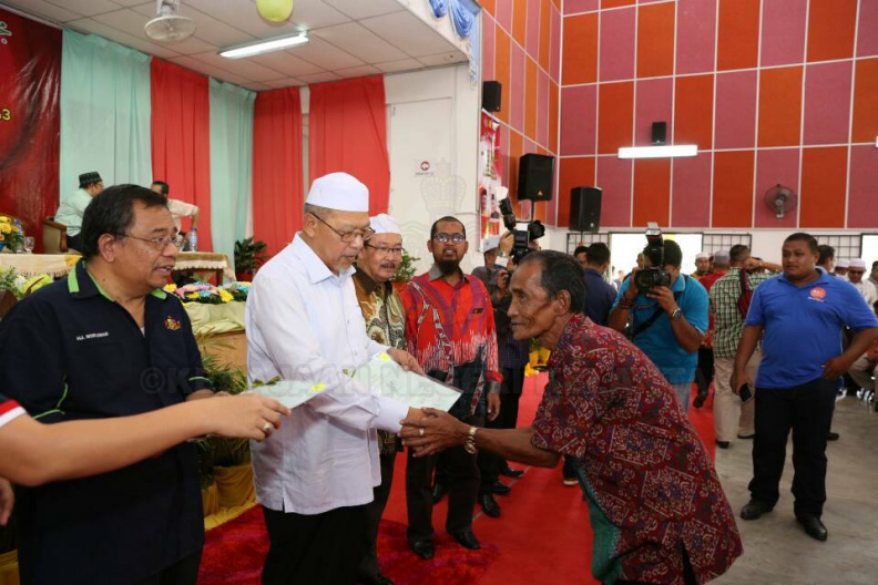 YAB Ustaz Dato' Bentara Kanan Menteri Besar Kelantan hadir menyempurnakan Majlis Penyerahan Surat Hakmilik Tanah kepada Peneroka-Peneroka Felda Kemahang 2&3 bertempat di Dewan Semai Bakti, Felda Kemahang 3. Seramai 436 orang peneroka daripada Felda Kemahang 3 menerima surat hakmilik berkenaan sementara 5 peneroka dari Felda Kemahang 2 turut menerima surat hakmilik. Turut bersama Adun Kemahang, Adun Bukit Panau dan Ketua Jajahan Tanah Merah. 7.jpg