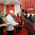 Majlis Penyerahan Surat Hakmilik Tanah kepada Peneroka-Peneroka Felda Kemahang 2&3
