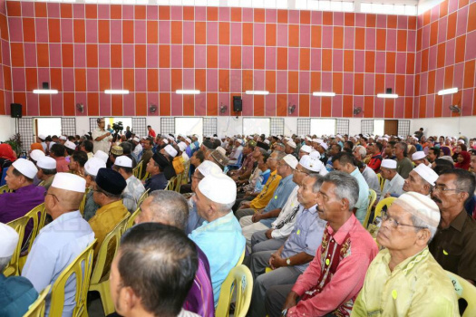 Majlis Penyerahan Surat Hakmilik Tanah kepada Peneroka-Peneroka Felda Kemahang 2&3