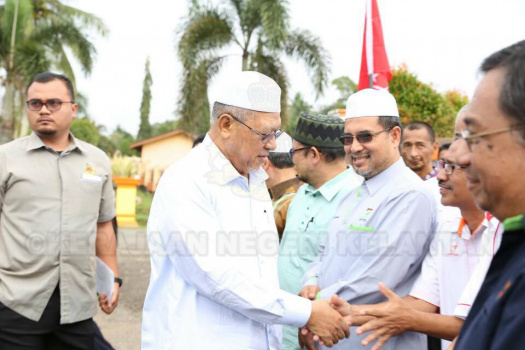 Majlis Penyerahan Surat Hakmilik Tanah kepada Peneroka-Peneroka Felda Kemahang 2&3