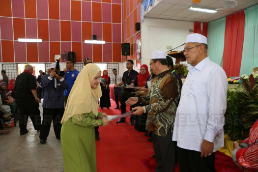 Majlis Penyerahan Surat Hakmilik Tanah kepada Peneroka-Peneroka Felda Kemahang 2&3