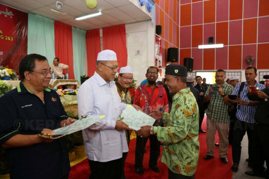 Majlis Penyerahan Surat Hakmilik Tanah kepada Peneroka-Peneroka Felda Kemahang 2&3