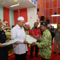 Majlis Penyerahan Surat Hakmilik Tanah kepada Peneroka-Peneroka Felda Kemahang 2&3