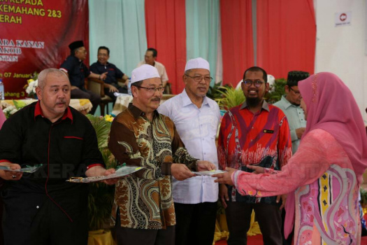 Majlis Penyerahan Surat Hakmilik Tanah kepada Peneroka-Peneroka Felda Kemahang 2&3