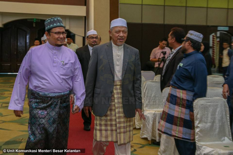 YAB Ustaz Dato' Bentara Kanan Menteri Besar Kelantan ketika hadir merasmikan Seminar Ahli Majlis dan Majlis Penyampaian Watikah Pelantikan Ahli Majlis Pihak Berkuasa Tempatan Negeri di Dewan KTC. Turut menyampaikan ucapan, Dato' Pengerusi Jawatankuasa Kerajaan Tempatan, Perumahan, Belia dan Sukan dan Dato' Tengku Kaya Perkasa, Timb. Setiausaha Kerajaan Negeri (Pembangunan) mewakili Setiausaha Kerajaan Negeri. Hadir sama Dato' Timbalan Menteri Besar, Dato' Speaker Dewan Negeri, Dato' Penasihat Undang-Undang, Ahli-Ahli Majlis Mesy. Kerajaan Negeri, ADUN, ADR dan Ketua-Ketua Jajahan. 1.jpg