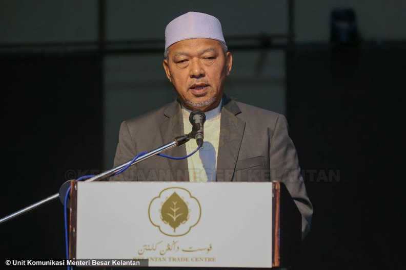 YAB Ustaz Dato' Bentara Kanan Menteri Besar Kelantan ketika hadir merasmikan Seminar Ahli Majlis dan Majlis Penyampaian Watikah Pelantikan Ahli Majlis Pihak Berkuasa Tempatan Negeri di Dewan KTC. Turut menyampaikan ucapan, Dato' Pengerusi Jawatankuasa Kerajaan Tempatan, Perumahan, Belia dan Sukan dan Dato' Tengku Kaya Perkasa, Timb. Setiausaha Kerajaan Negeri (Pembangunan) mewakili Setiausaha Kerajaan Negeri. Hadir sama Dato' Timbalan Menteri Besar, Dato' Speaker Dewan Negeri, Dato' Penasihat Undang-Undang, Ahli-Ahli Majlis Mesy. Kerajaan Negeri, ADUN, ADR dan Ketua-Ketua Jajahan. 2.jpg
