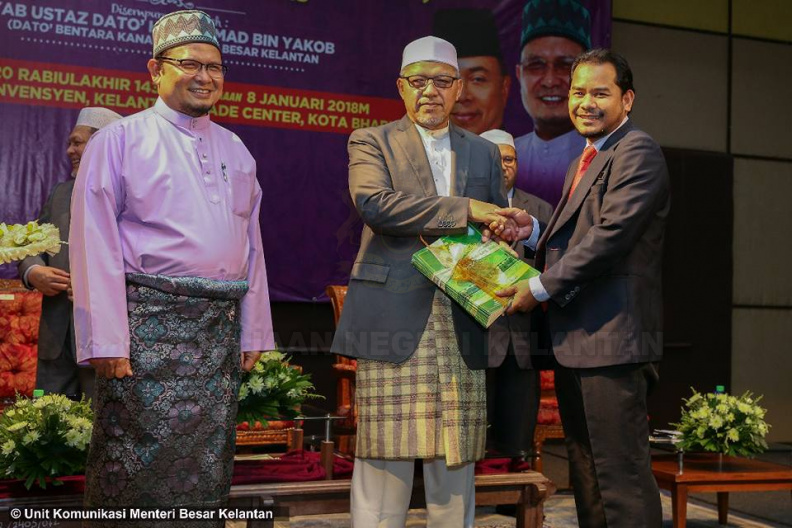 YAB Ustaz Dato' Bentara Kanan Menteri Besar Kelantan ketika hadir merasmikan Seminar Ahli Majlis dan Majlis Penyampaian Watikah Pelantikan Ahli Majlis Pihak Berkuasa Tempatan Negeri di Dewan KTC. Turut menyampaikan ucapan, Dato' Pengerusi Jawatankuasa Kerajaan Tempatan, Perumahan, Belia dan Sukan dan Dato' Tengku Kaya Perkasa, Timb. Setiausaha Kerajaan Negeri (Pembangunan) mewakili Setiausaha Kerajaan Negeri. Hadir sama Dato' Timbalan Menteri Besar, Dato' Speaker Dewan Negeri, Dato' Penasihat Undang-Undang, Ahli-Ahli Majlis Mesy. Kerajaan Negeri, ADUN, ADR dan Ketua-Ketua Jajahan. 11.jpg