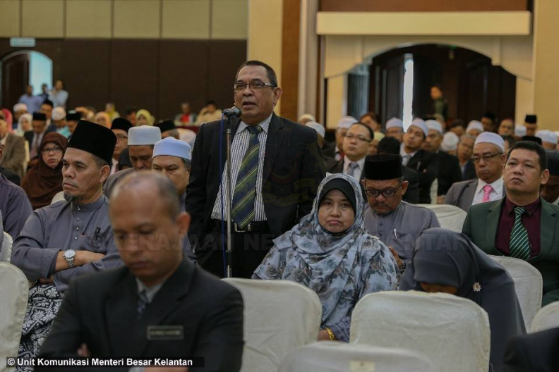 YAB Ustaz Dato' Bentara Kanan Menteri Besar Kelantan ketika hadir merasmikan Seminar Ahli Majlis dan Majlis Penyampaian Watikah Pelantikan Ahli Majlis Pihak Berkuasa Tempatan Negeri di Dewan KTC. Turut menyampaikan ucapan, Dato' Pengerusi Jawatankuasa Kerajaan Tempatan, Perumahan, Belia dan Sukan dan Dato' Tengku Kaya Perkasa, Timb. Setiausaha Kerajaan Negeri (Pembangunan) mewakili Setiausaha Kerajaan Negeri. Hadir sama Dato' Timbalan Menteri Besar, Dato' Speaker Dewan Negeri, Dato' Penasihat Undang-Undang, Ahli-Ahli Majlis Mesy. Kerajaan Negeri, ADUN, ADR dan Ketua-Ketua Jajahan. 6.jpg