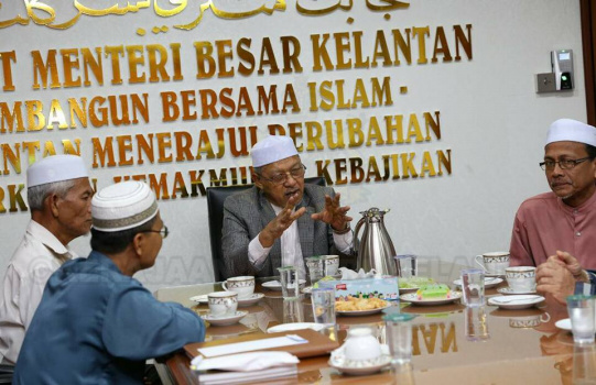 Penyerahan Sumbangan kepada Tabung Serambi Mekah oleh Persatuan Pegawai dan Kakitangan Masjid 