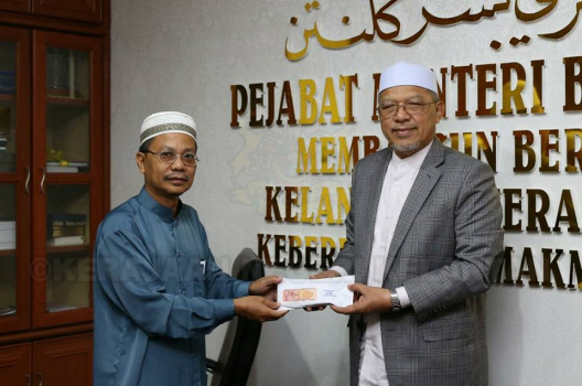 Penyerahan Sumbangan kepada Tabung Serambi Mekah oleh Persatuan Pegawai dan Kakitangan Masjid 