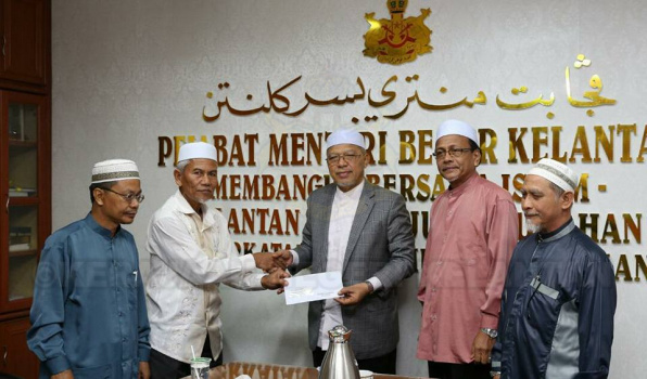Penyerahan Sumbangan kepada Tabung Serambi Mekah oleh Persatuan Pegawai dan Kakitangan Masjid 