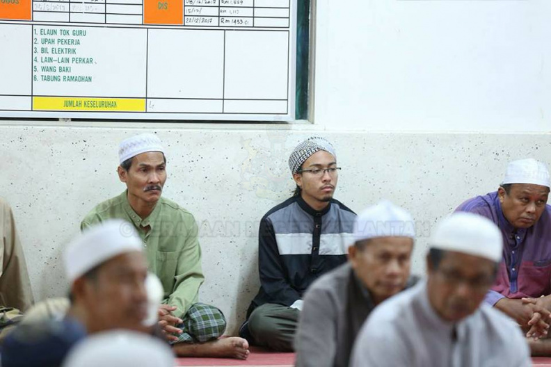 YAB Ustaz Dato' Bentara Kanan Menteri Besar Kelantan menyampaikan kuliah tafsir mingguannya di Masjid Alor Pasir berhampiran kediaman beliau. Kuliah berkenaan berlangsung seminggu sekali pada setiap malam selasa.
3.jpg