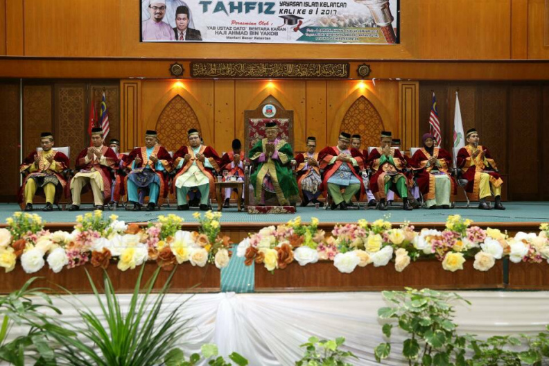 YAB Ustaz Dato' Bentara Kanan Menteri Besar Kelantan hadir menyampaikan Sijil Khatam Hafazan Al-Quran serta merasmikan Majlis Graduasi Tahfiz Maahad Tahfiz YIK yang diadakan di PUTIK. Seramai 347 orang pelajar yang telah berjaya mengkhatamkan hafazan Al-Quran dari 8 buah sekolah tahfiz YIK.
Tokoh Tahfiz 2017 dan Hafiz Terbaik Keseluruhan Tingkatan 3 Ke Bawah 2017 disandang oleh Muhammad Hazim bin Zahari dari Maahad Tahfiz Al-Quran Wal Qiraat Pulai Chondong. Sementara Hafiz Terbaik Keseluruhan Tingkatan 4 Ke atas disandang oleh Muhammad Farhan bin Mohd Nazlan juga dari MTAQ Pulai Chondong.
6.jpg
