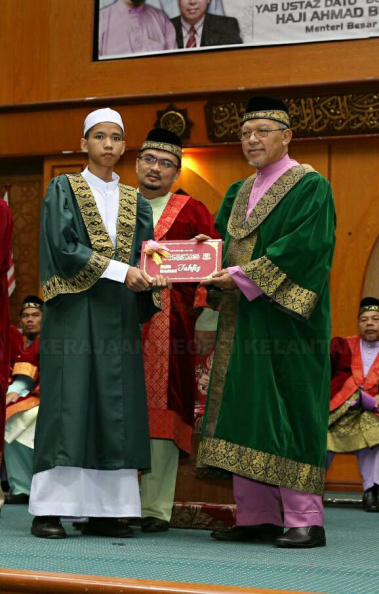 YAB Ustaz Dato' Bentara Kanan Menteri Besar Kelantan hadir menyampaikan Sijil Khatam Hafazan Al-Quran serta merasmikan Majlis Graduasi Tahfiz Maahad Tahfiz YIK yang diadakan di PUTIK. Seramai 347 orang pelajar yang telah berjaya mengkhatamkan hafazan Al-Quran dari 8 buah sekolah tahfiz YIK.
Tokoh Tahfiz 2017 dan Hafiz Terbaik Keseluruhan Tingkatan 3 Ke Bawah 2017 disandang oleh Muhammad Hazim bin Zahari dari Maahad Tahfiz Al-Quran Wal Qiraat Pulai Chondong. Sementara Hafiz Terbaik Keseluruhan Tingkatan 4 Ke atas disandang oleh Muhammad Farhan bin Mohd Nazlan juga dari MTAQ Pulai Chondong.
7.jpg