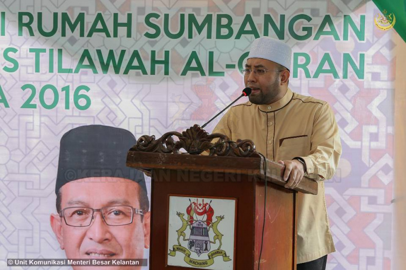 YAB Ustaz Dato' Bentara Kanan Menteri Besar Kelantan hadir menyempurnakan Majlis Penyerahan Kunci Rumah Sumbangan kepada johan Qari Tilawah Peringkat Antarabangsa 2016, Ustaz Wan Ainuddin Hilmi Abdullah di Daerah Ulu Sat, Machang. Kerajaan Negeri Kelantan sentiasa memberi keutamaan dalam pembinaan Generasi Quranik supaya setiap rakyat di negeri ini dapat melahirkan seorang hafiz/zah di setiap sebuah keluarga.
Sumbangan Kerajaan Negeri melalui PKINK (Syarikat PKB, IQSB dan Binaraya PKINK Dn Bhd) adalah sebagai mengiktiraf jasa dan komitmen qari dan qariah Kelantan yang telah menaikkan imej Kelantan di persada antarabangsa.
4.jpg
