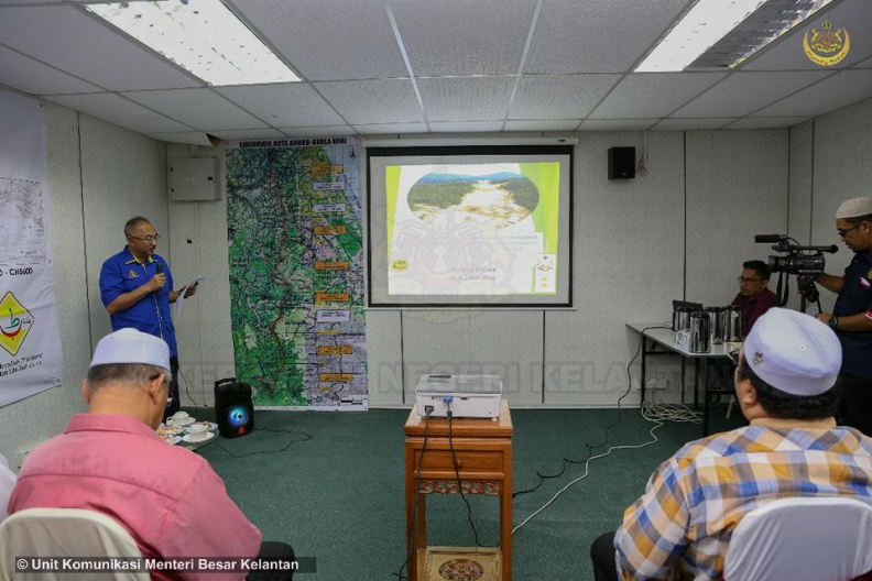 YAB Ustaz Dato' Bentara Kanan Menteri Besar Kelantan bersama Pimpinan Kerajaan Negeri mengadakan lawatan ke Jajaran 10km Lebuhraya Rakyat yang menghubungkan Bukit Tiu dan Berangan Mek Nab. Projek berkenaan di jangka siap pada Mac 2019.
Terdapat 3 buah jambatan dibina menghubungkan lebuhraya tersebut. Salah satunya dinamakan dengan Jambatan Rakyat yang merentasi Sungai Bakar dan berhampiran dengan Pusat Rekreasi Bukit Bakar. 2.jpg