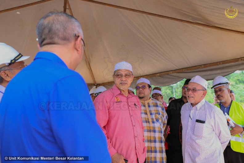YAB Ustaz Dato' Bentara Kanan Menteri Besar Kelantan bersama Pimpinan Kerajaan Negeri mengadakan lawatan ke Jajaran 10km Lebuhraya Rakyat yang menghubungkan Bukit Tiu dan Berangan Mek Nab. Projek berkenaan di jangka siap pada Mac 2019.
Terdapat 3 buah jambatan dibina menghubungkan lebuhraya tersebut. Salah satunya dinamakan dengan Jambatan Rakyat yang merentasi Sungai Bakar dan berhampiran dengan Pusat Rekreasi Bukit Bakar. 4.jpg