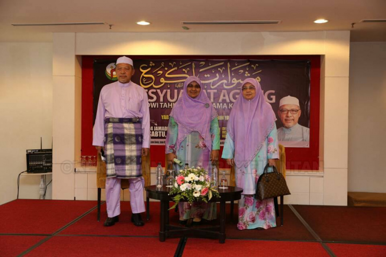 YAB Ustaz Dato' Bentara Kanan Menteri Besar Kelantan hadir merasmikan Mesyuarat Agung Dwi Tahunan Persatuan Isteri-Isteri Wakil Rakyat dan Pegawai Kanan Kerajaan Kelantan (PURNAMA) Kali Ke-7 di Hotel Perdana. Turut memberi ucapan aluan, Datin Bentara Kanan Pengerusi PURNAMA.
1.jpg