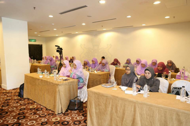 YAB Ustaz Dato' Bentara Kanan Menteri Besar Kelantan hadir merasmikan Mesyuarat Agung Dwi Tahunan Persatuan Isteri-Isteri Wakil Rakyat dan Pegawai Kanan Kerajaan Kelantan (PURNAMA) Kali Ke-7 di Hotel Perdana. Turut memberi ucapan aluan, Datin Bentara Kanan Pengerusi PURNAMA.
5.jpg