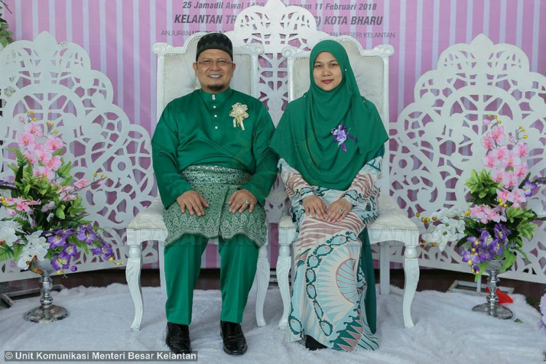 YAB Ustaz Dato' Bentara Kanan Menteri Besar Kelantan hadir menyempurnakan Majlis Raikan Cinta dan Penyampaian Cek Perdana Skim Gerbang Az-Ziwaj di Dewan KTC. Seramai 438 orang pasangan diraikan dalam majlis yang penuh bermakna tersebut. Terdahulu ceramah Motivasi Keluarga Bahagia telah disampaikan oleh Ustaz Saibon Ismail, Pegawai Agama Jajahan Tanah Merah. Ahli-Ahli Dewan Undangan Negeri turut hadir meraikan pasangan dari Dun masing-masing di majlis berkenaan. 6.jpg